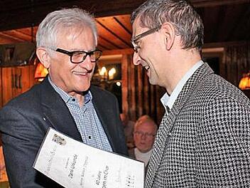 Rainer Dippold (l.), Vorsitzender des Liederkranzes Sambach, wurde durch den Fränkischen Sängerbund für 40 Jahre Singen im Chor ausgezeichnet. Die Urkunde überreichte Wolfgang Schön. Foto: Evi Seeger
