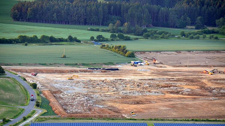 Ein Blick auf die Baustelle, die von der A 70 und der Photovoltaikanlage eingegrenzt wird.