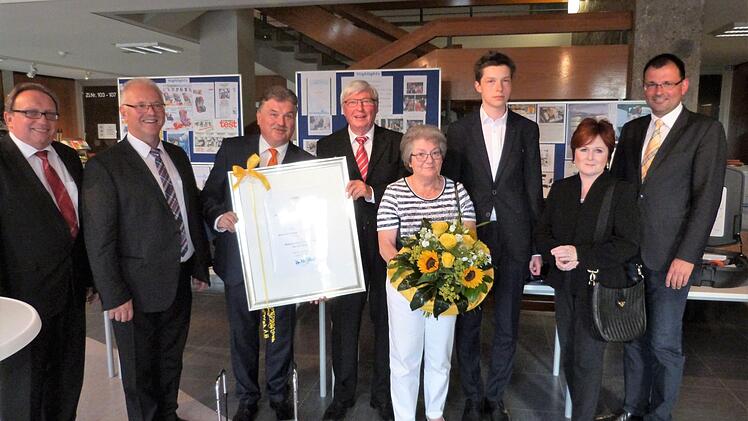 Innovationspreis für Ewald Nüssel: (von links) stellvertretender Landrat Dieter Schaar, Bürgermeister Hans Tischhöfer, Landrat Klaus Peter Söllner, Ewald Nüssel mit Ehefrau Ute und Enkelsohn Sascha, stellvertretende Landrätin Christina Flauder und MdL Martin Schöffel.
