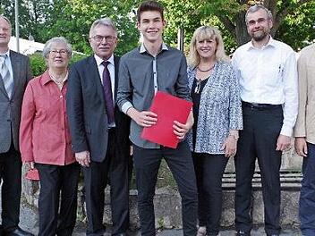 Pfarrer König, Helga Mück, Uwe Dörfer, Silvia Krüger, Hanspeter Müller und Florian Hacker (v. l.) mit dem Schulbesten Andre Gareis Foto: Schadeck