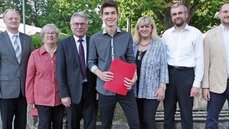 Pfarrer König, Helga Mück, Uwe Dörfer, Silvia Krüger, Hanspeter Müller und Florian Hacker (v. l.) mit dem Schulbesten Andre Gareis Foto: Schadeck