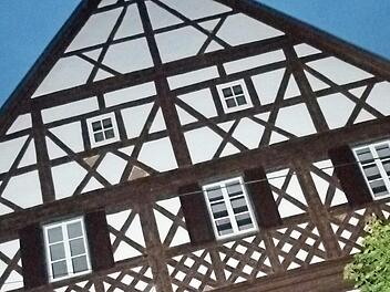 Das schöne Fachwerk-Pfarrhaus ist stark belastet. Auch das Holz der Fassade. Ein Sanierung für 360 00 Euro kann die Gemeinde nicht bezahlen. Fotos: Doris Weidner