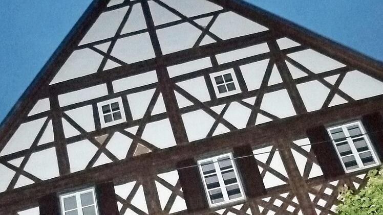Das schöne Fachwerk-Pfarrhaus ist stark belastet. Auch das Holz der Fassade. Ein Sanierung für 360 00 Euro kann die Gemeinde nicht bezahlen. Fotos: Doris Weidner