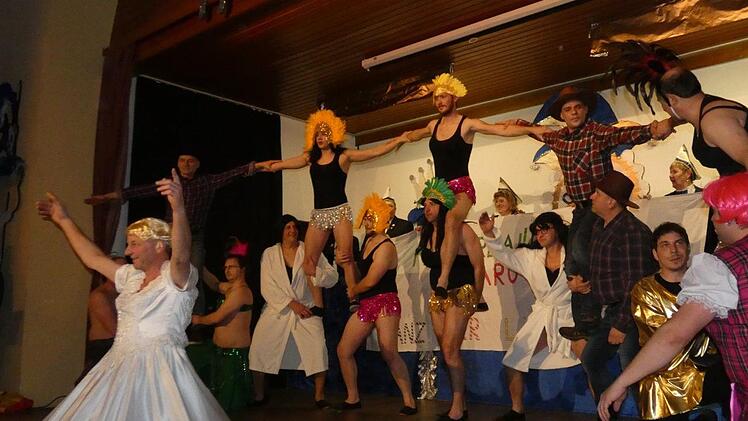 Die Mitglieder des  M&auml;nnerballetts schl&uuml;pften bei ihrem "Tanz der L&auml;nder"  in zahlreiche Verkleidungen.