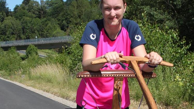 Ramona Müller aus Bad Brückenau testet das historische Laufrad. Der Asphalt ist so fein, dass er sich auch für Inlineskates eignet. Foto: Ulrike Müller