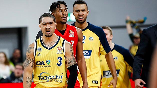 Die Entschlossenheit, sich f&uuml;r die Niederlage im Pokalfinale vom vergangenen Jahr revanchieren zu wollen, spiegelt sich in den Gesichtern der Berliner Peyton Siva (vorne) und Johannes Thiemann (hinten) wider. Der Bamberger Kameron Taylor dagegen wirkt ratlos. Foto: Daniel L&ouml;b