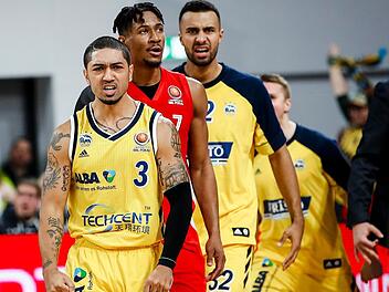 Die Entschlossenheit, sich für die Niederlage im Pokalfinale vom vergangenen Jahr revanchieren zu wollen, spiegelt sich in den Gesichtern der Berliner Peyton Siva (vorne) und Johannes Thiemann (hinten) wider. Der Bamberger Kameron Taylor dagegen wirkt ratlos. Foto: Daniel Löb