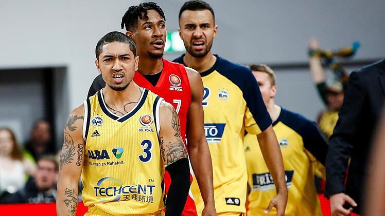 Die Entschlossenheit, sich für die Niederlage im Pokalfinale vom vergangenen Jahr revanchieren zu wollen, spiegelt sich in den Gesichtern der Berliner Peyton Siva (vorne) und Johannes Thiemann (hinten) wider. Der Bamberger Kameron Taylor dagegen wirkt ratlos. Foto: Daniel Löb
