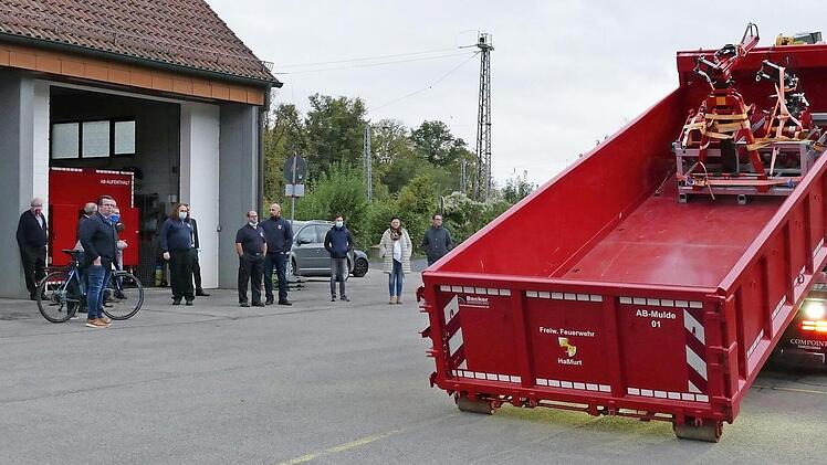 So sieht das bei der Feuerwehr aus, wenn "abgesattelt" wird. In diesem Falle wird der Abrollbehälter auf festen Boden gesetzt. Fotos: Felix Kühnl