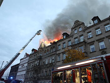 Dicke Rauchwolke steht über Wohnhaus