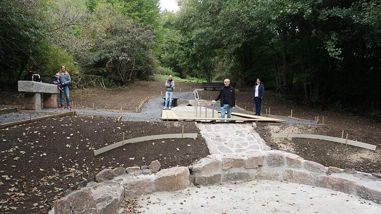 Gesundheitskneippanlage am Kreuzberg: Oberhalb von Sandberg wurde in den vergangenen Monaten eine idyllisch gelegene Kneippanlage geschaffen. Das Bild zeigt (von links) die Vorsitzende des Rhönklub Zweigvereins Walddörfer, Kathi Cavallo, Thomas Zehe (Wanderwart des Rhönklubs Walddörfer), Thorsten Kirchen (Freizeit- und Tourimusnetzwerk) und Bürgermeisterin Sonja Reubelt.  Marion Eckert