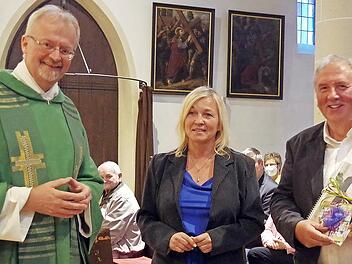 Der langjährige Mesner und Hausmeister Uli Heim (rechts) wird in den Ruhestand verabschiedet.