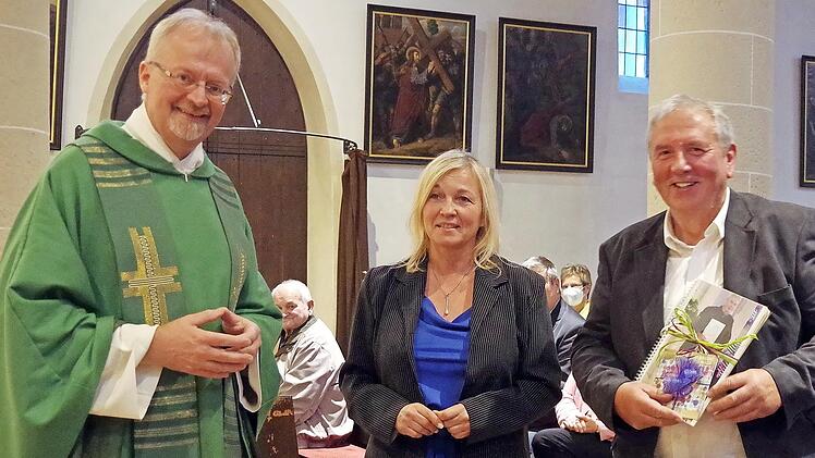Der langjährige Mesner und Hausmeister Uli Heim (rechts) wird in den Ruhestand verabschiedet.