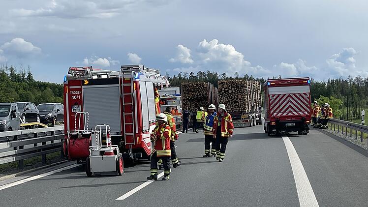 Vollsperrung auf A93 bei Hof: Reifenplatzer löst Großeinsatz aus