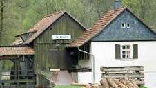 Der 2. Schatz ist hier: N 50?30.325 - E 11?46.469. Tipp für alle ohne GPS-Empfänger: In Steinwiesen gibt es eine Teichmühle. Was assoziiert man mit einer Mühle am rauschenden Bach? Genau! Rund um das große Mühlrad suchen!