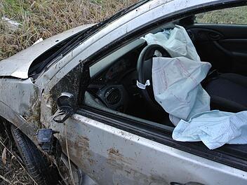 Kaum ansprechbar war eine junge Frau, die am Mittwoch um 14.30 Uhr auf der Strecke zwischen Haßfurt und Ebern einen Unfall hatte.Alle Fotos: Brigitte Krause