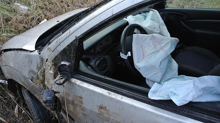 Kaum ansprechbar war eine junge Frau, die am Mittwoch um 14.30 Uhr auf der Strecke zwischen Haßfurt und Ebern einen Unfall hatte.Alle Fotos: Brigitte Krause