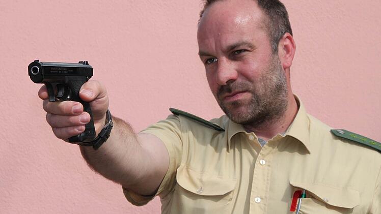 Die Dienstwaffe von Steffen Trabert ist natürlich nicht geladen. Der Polizeihauptmeister demonstrierte zehn Mädels, was alles zu einer Polizei-Ausrüstung gehört. Fotos: Ulrike Müller