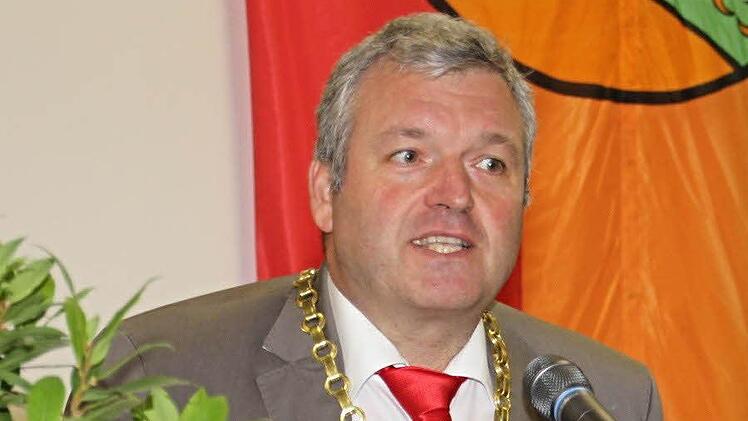 1. Bürgermeister Jürgen Hennemann zu Robert Herrmann: "Anerkennend darf ich sagen, sie haben die Stadt Ebern in ihrer Funktion als 1. Bürgermeister entscheidend geprägt." Foto: Helmut Will