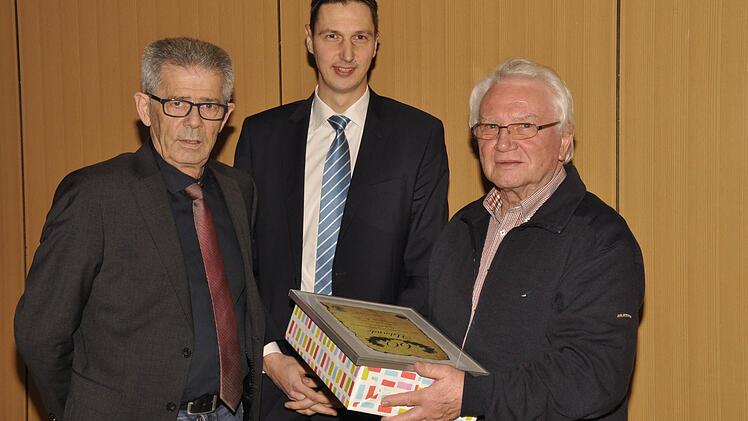 Für 60 Jahre Treue zum TSV Reiterswiesen ehrten Vereinsvorsitzender Egon Göbel und sein Stellvertreter, Sebastian Kiesel, Gisbert Reuss (von links), der seit 1955 dem TSV angehört.  Foto: Peter Klopf