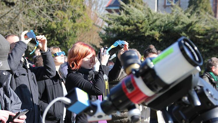 Im Garten der Sternwarte in Bamberg wurde es zeitweise voll: Viele Schaulustige beobachteten die Sonnenfinsternis von hier aus. Foto: Sebastian Martin