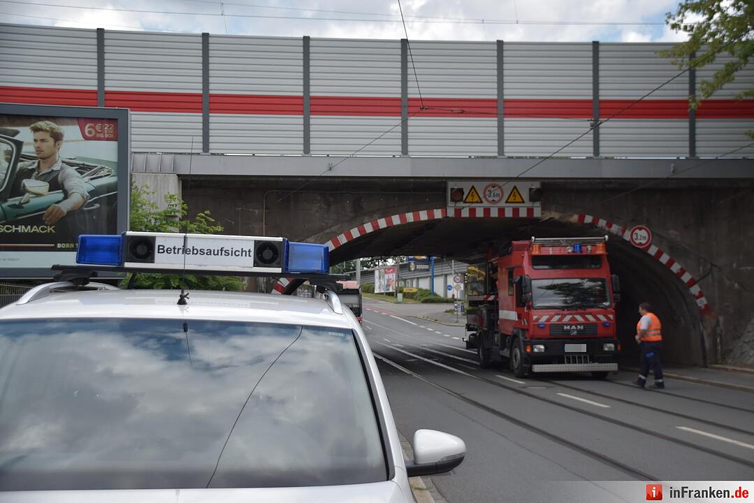 LKW beschädigt Oberleitung von Strassenbahn