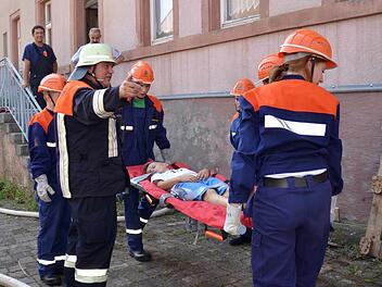 Wohnhausbrand: Die Bergung des Bewusstlosen ist geschafft. Der Stralsbacher Kommandant Bernd Müller gibt Anweisung. Im Hintergrund sind der Stralsbacher Jugendwart Christoph Kröckel und Kreisbrandmeister Klaus Preisendörfer zu sehen. Foto: Kathrin Kupka-Hahn
