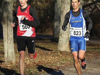Martin Grau (li.) zeigte beim 40. Forchheimer Nikolauslauf, dass er nach wie vor konkurrenzf&auml;hig ist. Der H&ouml;chstadter setzte sich mit 14 Sekunden Vorsprung auf Patrick Weiler (re.) durch.  Foto: Sportfoto Kiefner