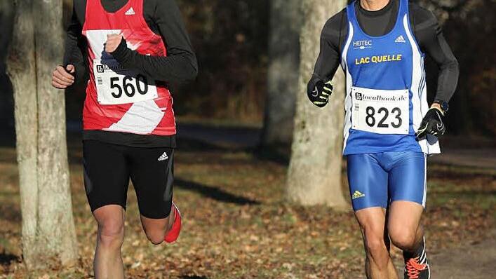 Martin Grau (li.) zeigte beim 40. Forchheimer Nikolauslauf, dass er nach wie vor konkurrenzf&auml;hig ist. Der H&ouml;chstadter setzte sich mit 14 Sekunden Vorsprung auf Patrick Weiler (re.) durch.  Foto: Sportfoto Kiefner
