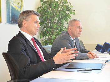 Sonnebergs Bürgermeister Heiko Voigt (links) und Neustadts Oberbürgermeister Frank Rebhan wollen für ihre beiden Städte die Einstufung als grenzübergreifendes gemeinsames Oberzentrum erwirken. Foto: Rainer Lutz