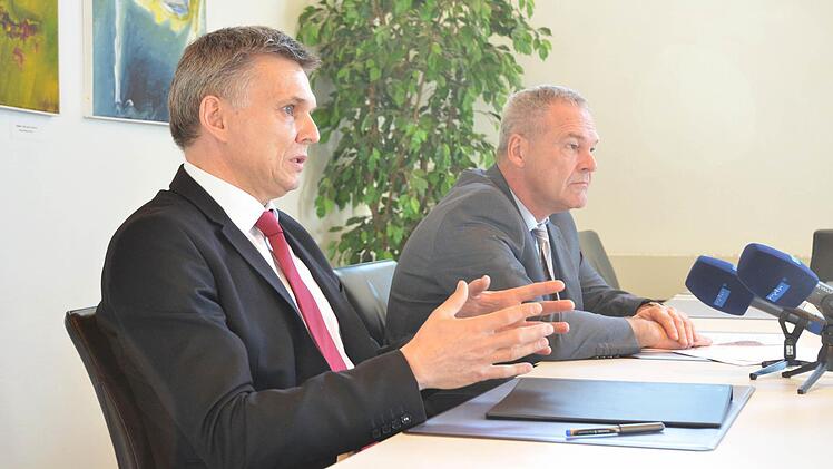 Sonnebergs Bürgermeister Heiko Voigt (links) und Neustadts Oberbürgermeister Frank Rebhan wollen für ihre beiden Städte die Einstufung als grenzübergreifendes gemeinsames Oberzentrum erwirken. Foto: Rainer Lutz