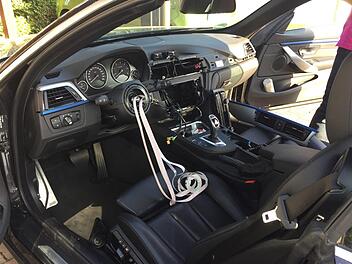 Dieser 3er BMW stand in der Gablonzer Straße in Höchstadt-Süd. Multifunktionslenkrad, Navi und die Steuerung wurden hier fachgerecht ausgebaut. Foto: privat