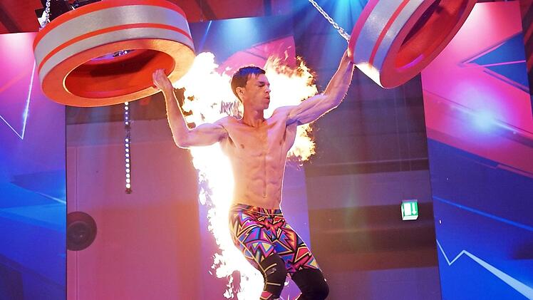 Athletisch: Florian Nestmann aus Zapfendorf hat es in der RTL-Show "Ninja Warrior Germany" fast bis ins Halbfinale geschafft. Auch Tobias Hofmann und Rainer Höpfler scheiterten knapp.   Foto: MG RTL D / Stefan Gregorowius