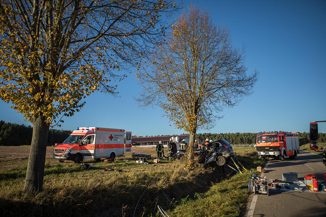Auto prallt gegen Baum: 18-Jähriger stirbt bei Unfall in Mittelfranken