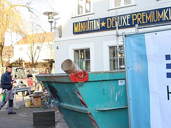 Von außen ist der Umbau des Kinos anhand der  Baustelleneinrichtungen  noch deutlich zu erkennen. Christian Bauriedel