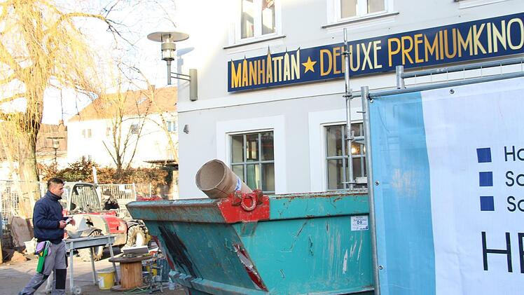 Von außen ist der Umbau des Kinos anhand der  Baustelleneinrichtungen  noch deutlich zu erkennen. Christian Bauriedel