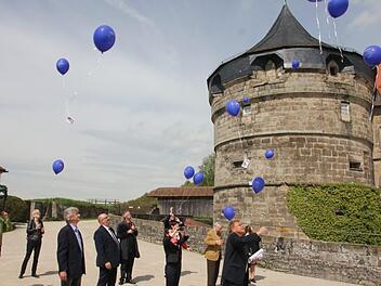 Blaue Luftballons umwirbelten die Festung Rosenberg, als am Dienstagnachmittag der "Europäische Festungssommer" offiziell von Bürgermeister Wolfgang Beiergrößlein (vorne rechts)  eröffnet wurde.Veronika Schadeck