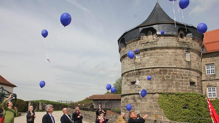 Blaue Luftballons umwirbelten die Festung Rosenberg, als am Dienstagnachmittag der "Europäische Festungssommer" offiziell von Bürgermeister Wolfgang Beiergrößlein (vorne rechts)  eröffnet wurde.Veronika Schadeck