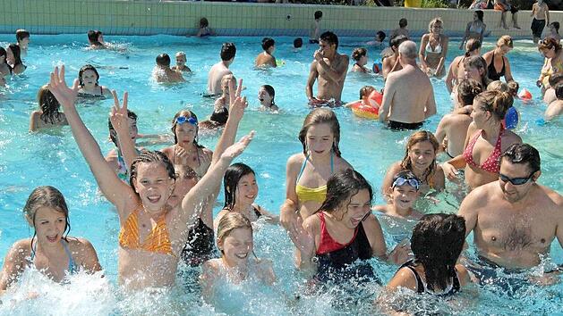 Die DLRG gibt Ratschl&auml;ge, wie sich Jugendverb&auml;nde und Sportvereine mit Kindergruppen im Schwimmbad verhalten sollen.  Symbolfoto: Ronald Rinklef