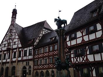 Die Sanierung des Forchheimer Rathauses verzögert sich. E. Roepert