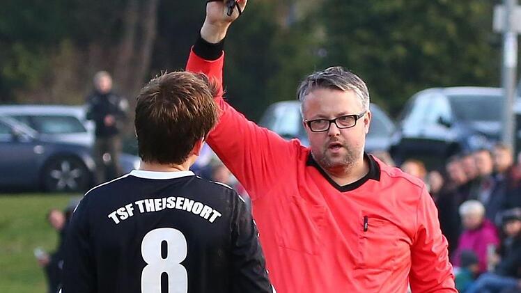 Das Kampfspiel zw3schen dem SV Fischbach und dem TSV Theisenort in der Kreisklasse 2 Kronach fordert ein erstes Opfer: Schiedsrichter Msrc Bender schickt Gästespieler Daniel Blinzler mit Gelb-Rot zum Duschen.Heinrich Weiß