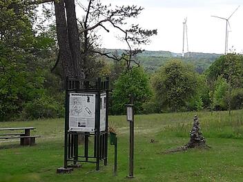 Tafeln wie hier an der Ruine Michelsberg sollen auch am künftigen Kultur-Wanderweg zu finden sein. Nicht nur historische, sondern auch aktuelle Informationen, wie über die Windräder können für den Wanderer von Interesse sein.Hartmut Hessel