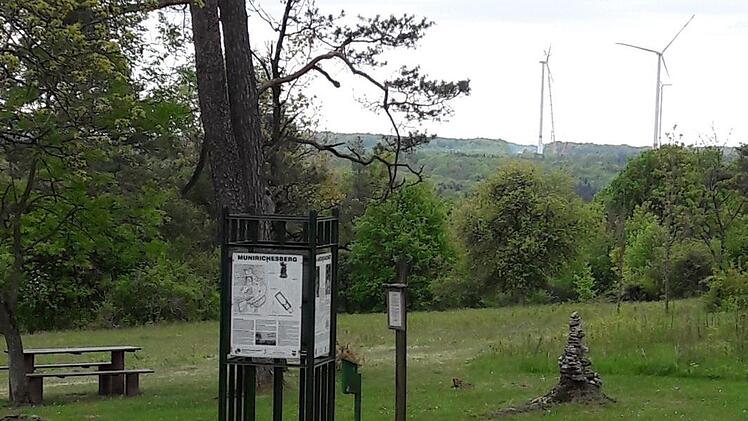 Tafeln wie hier an der Ruine Michelsberg sollen auch am künftigen Kultur-Wanderweg zu finden sein. Nicht nur historische, sondern auch aktuelle Informationen, wie über die Windräder können für den Wanderer von Interesse sein.Hartmut Hessel