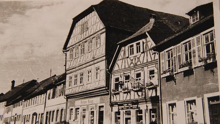 Der Adler war Teil eines ansehnlichen Ensembles in der oberen Altstadt. Das Ensemble wurde 1945 durch Bomben zerstört.Stadtarchiv