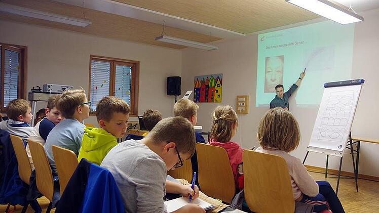Die Kinder schrieben fleißig mit. Foto: Heike Schülein