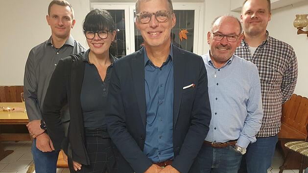 Der neue Vorstand des FC Bad Br&uuml;ckenau (von links): Kassier Nick &Uuml;belacker, Marketingbeauftragte Bettina Diegelmann, Vorsitzender Stefan Richter, Abteilungsleiter Fu&szlig;ball Heribert Jakobsche und Markus R&uuml;ttgers, Abteilungsleiter Handball.