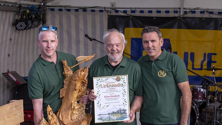 Klaus Dietrich (Mitte) wird als letztes lebendes Gründungsmitglied geehrt. Foto: Annette Warmuth