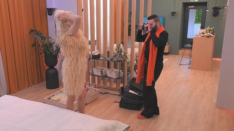 Die Zeit in der Musterwohnung vertrieben sich die beiden Reality-Stars mit Champagner, küssen und einem Fotoshooting.