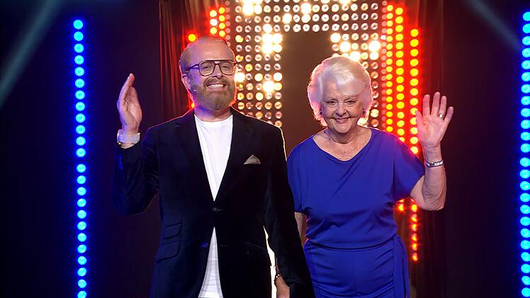 W&uuml;rdevoll und k&ouml;niglich winkend schritt Ross Antony an der Seite seiner Mutter Vivien Catterall wie ein Prinz mit der Queen Mum in die Kocharena.