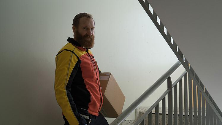 Unterwegs mit einem Paketboten im Weihnachtsstress